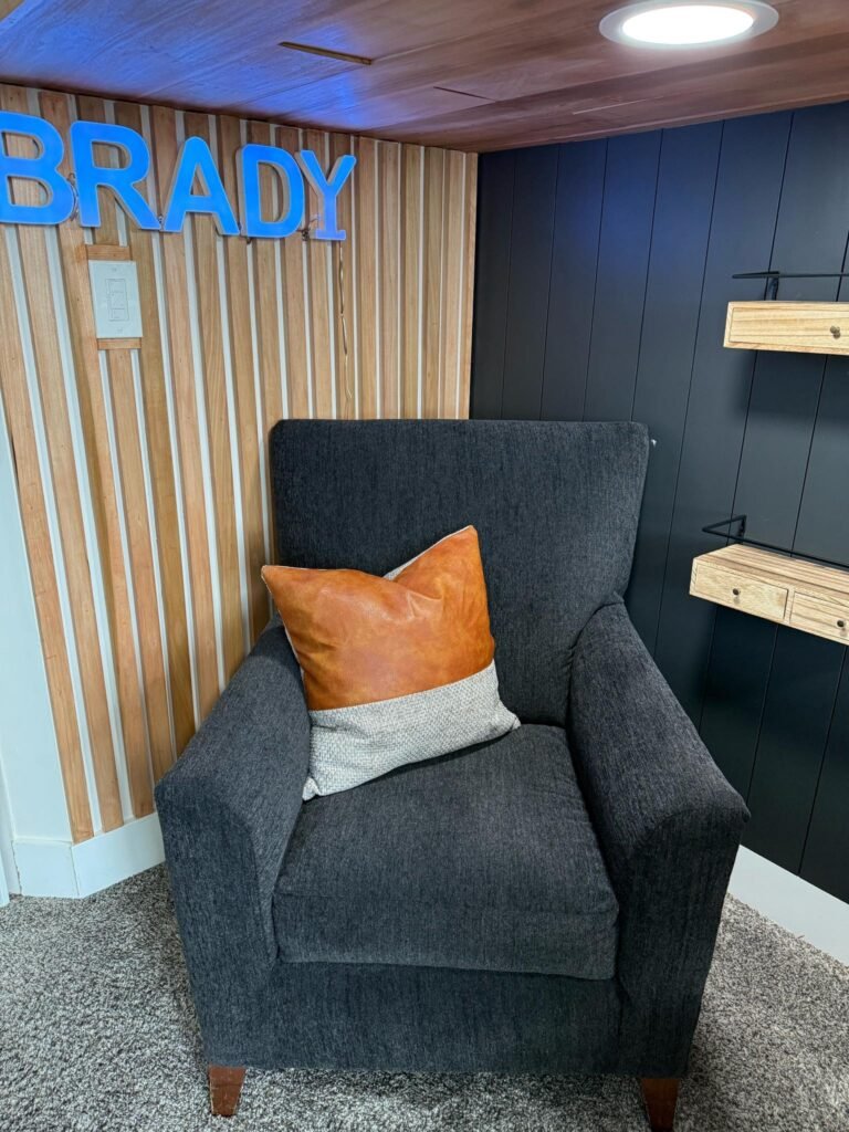 Boys room reading nook
