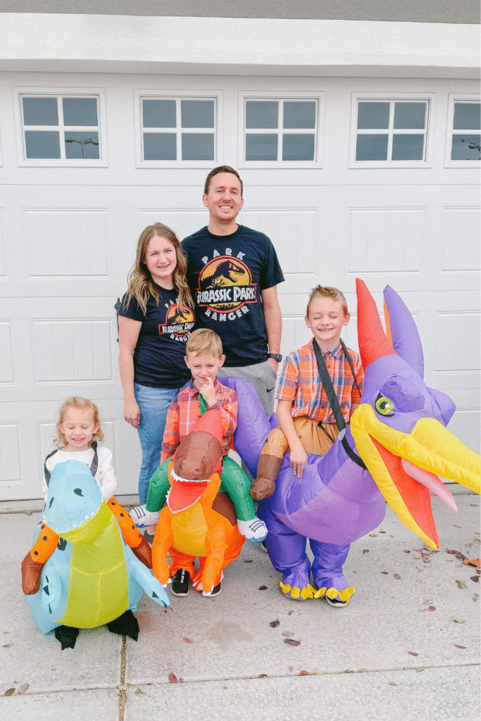 Family Jurassic Park costume: Park rangers and dinosaurs