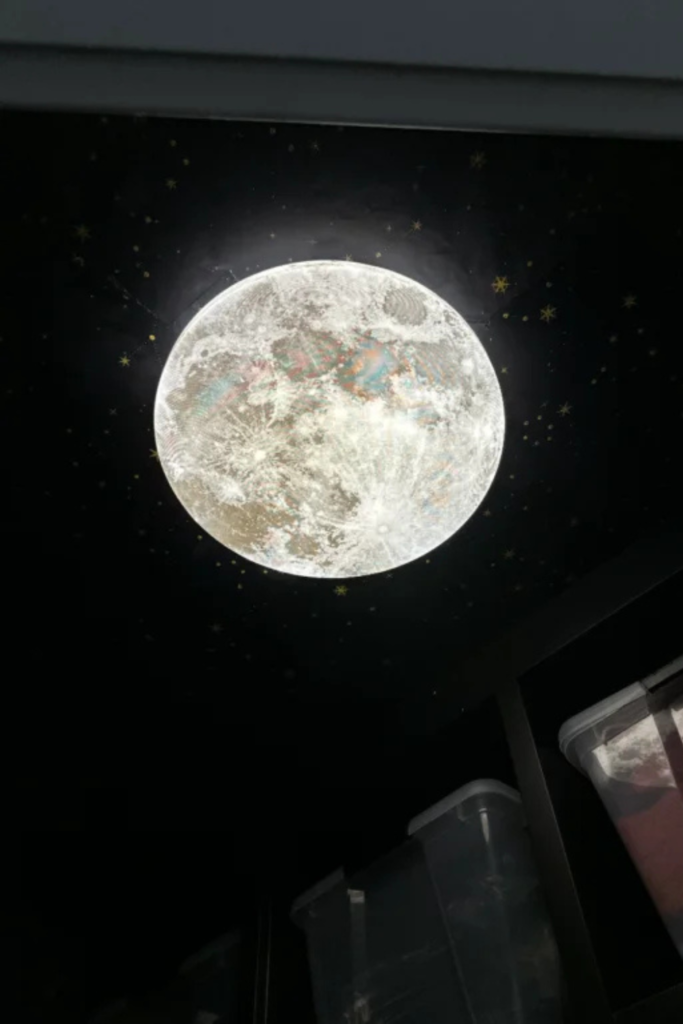 Cool Kids' Room Ideas: Moon light on black ceiling