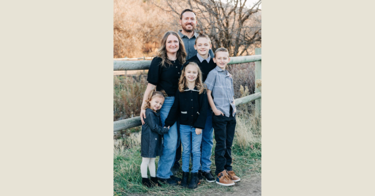 Family photo outfits example with a family of 6 in black, gray, and denim