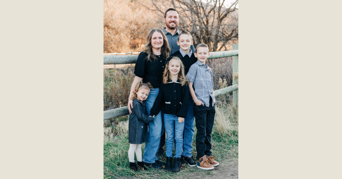 Family photo outfits example with a family of 6 in black, gray, and denim
