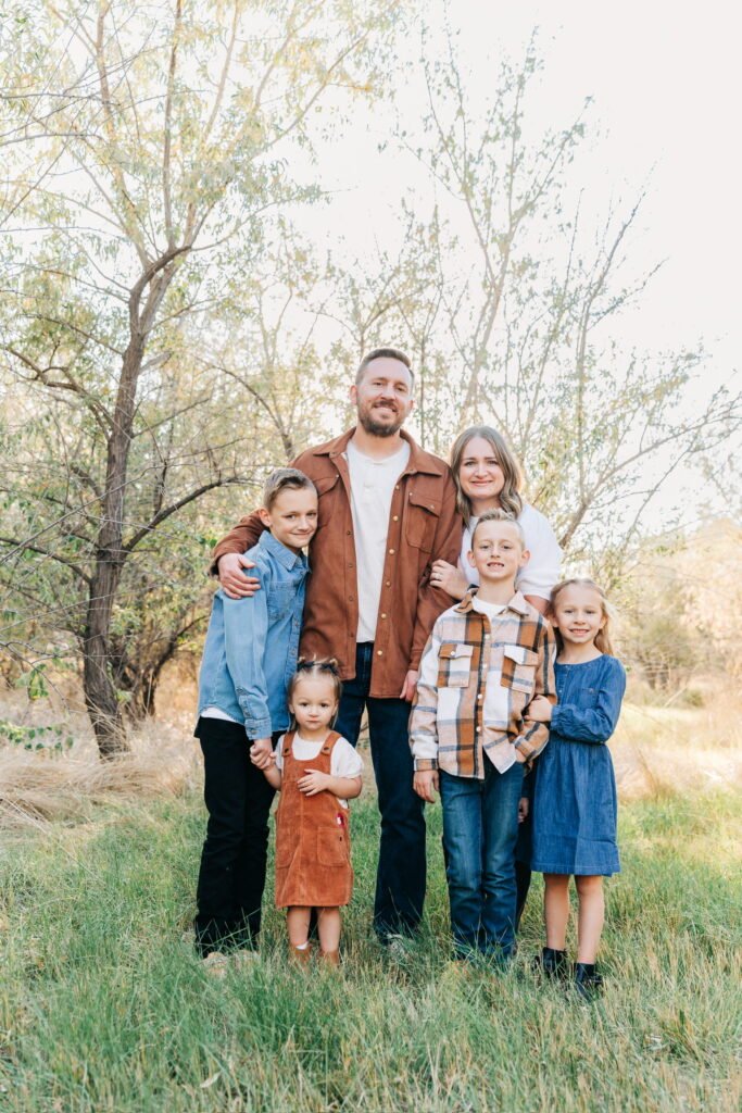 Family photo outfits example: family of 6 in white, copper, and denim